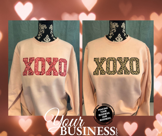 XOXO CREW NECK SWEATSHIRT